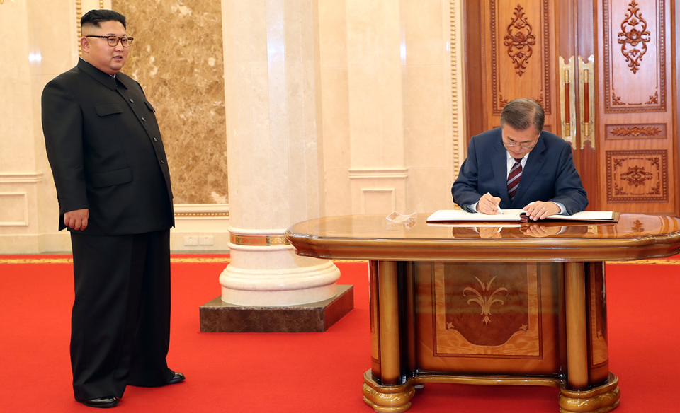 Ông Kim đã thẳng thắn và khiêm nhường nói với ông Moon Jae-in về tình trạng hiện tại của Bình Nhưỡng. “Ngài Tổng thống, ngài đã thăm nhiều quốc gia trên toàn thế giới. So sánh với các nước phát triển, (nền kinh tế của) chúng tôi vẫn còn khá yếu kém”, ông Kim nói khi đang trao đổi nhanh với ông Moon. Trong ảnh: Ông Kim chờ ông Moon viết vào sổ khách tại trụ sở của đảng Lao động Triều Tiên.