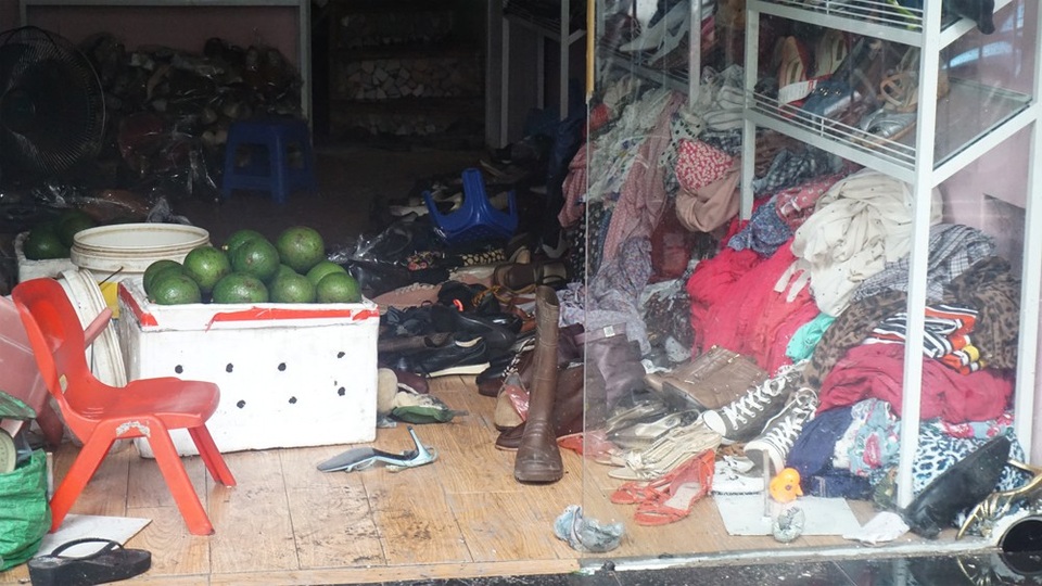 Ngổn ngang hiện trường vụ cháy 9 ngôi nhà trên đường Đê La Thành - 11 Ngổn ngang hiện trường vụ cháy 9 ngôi nhà trên đường Đê La Thành - 11