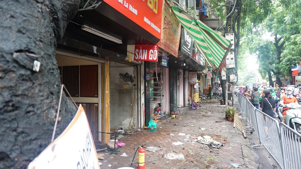 Ngổn ngang hiện trường vụ cháy 9 ngôi nhà trên đường Đê La Thành - 6 Lực lượng an ninh phong tỏa hiện trường 9 ngôi nhà bị cháy ở mặt đường Đê La Thành.