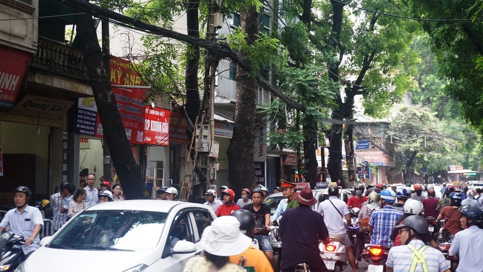 Ngổn ngang hiện trường vụ cháy 9 ngôi nhà trên đường Đê La Thành - 5 Tuyến đường Đê La Thành, đoạn gần hiện trường vụ cháy bị ùn tắc cục bộ.