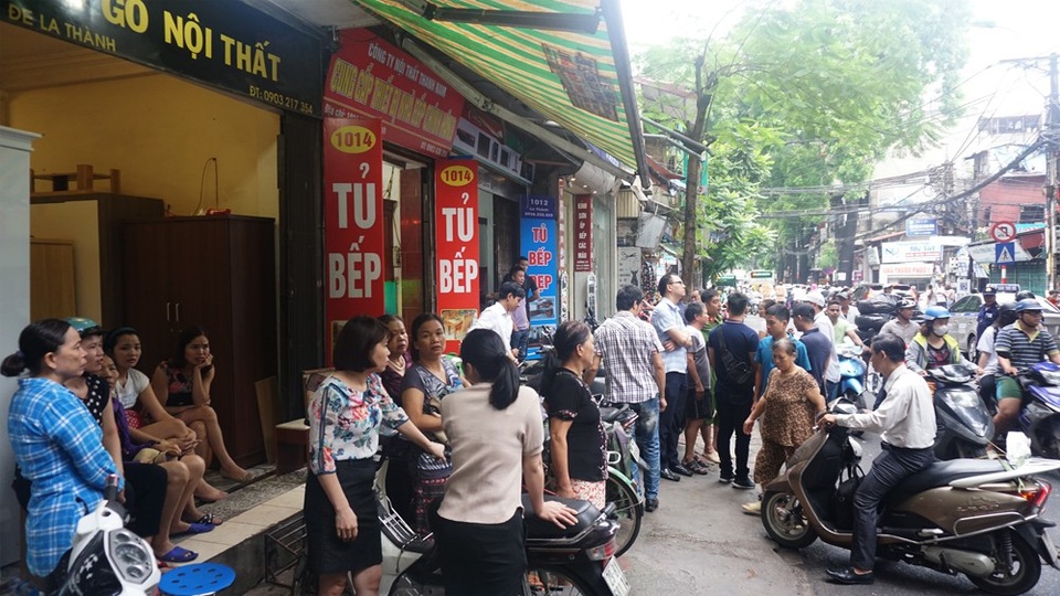 Ngổn ngang hiện trường vụ cháy 9 ngôi nhà trên đường Đê La Thành - 4 Người dân khu vực chưa hết bàng hoàng sau vụ cháy.