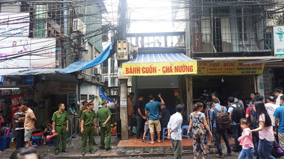 Ngổn ngang hiện trường vụ cháy 9 ngôi nhà trên đường Đê La Thành - 14 An ninh thắt chặt tại đường vào khu dãy trọ phía sau bị cháy.