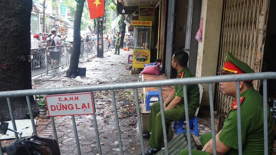 Ngổn ngang hiện trường vụ cháy 9 ngôi nhà trên đường Đê La Thành - 2 Lực lượng an ninh phong tỏa hiện trường vụ cháy.
