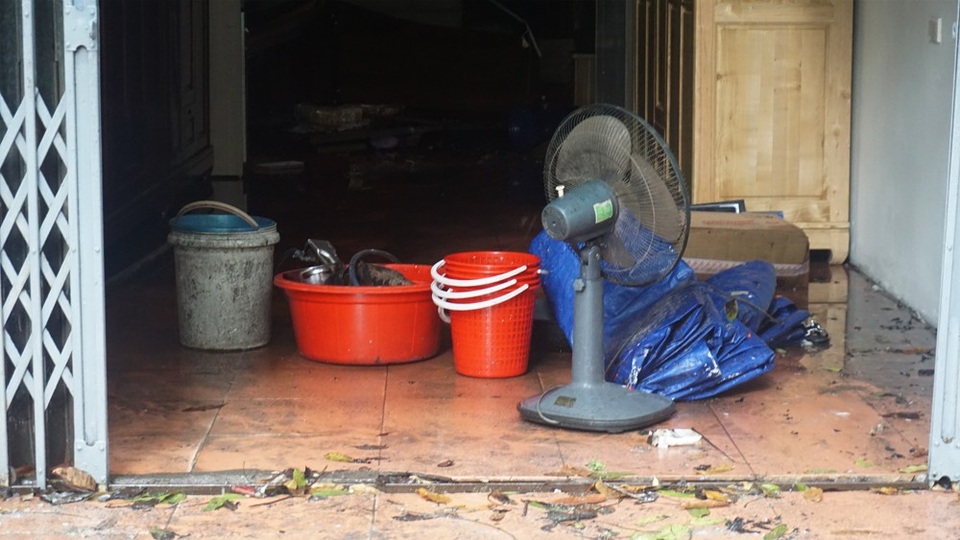 Ngổn ngang hiện trường vụ cháy 9 ngôi nhà trên đường Đê La Thành - 9 Ngổn ngang hiện trường vụ cháy 9 ngôi nhà trên đường Đê La Thành - 9