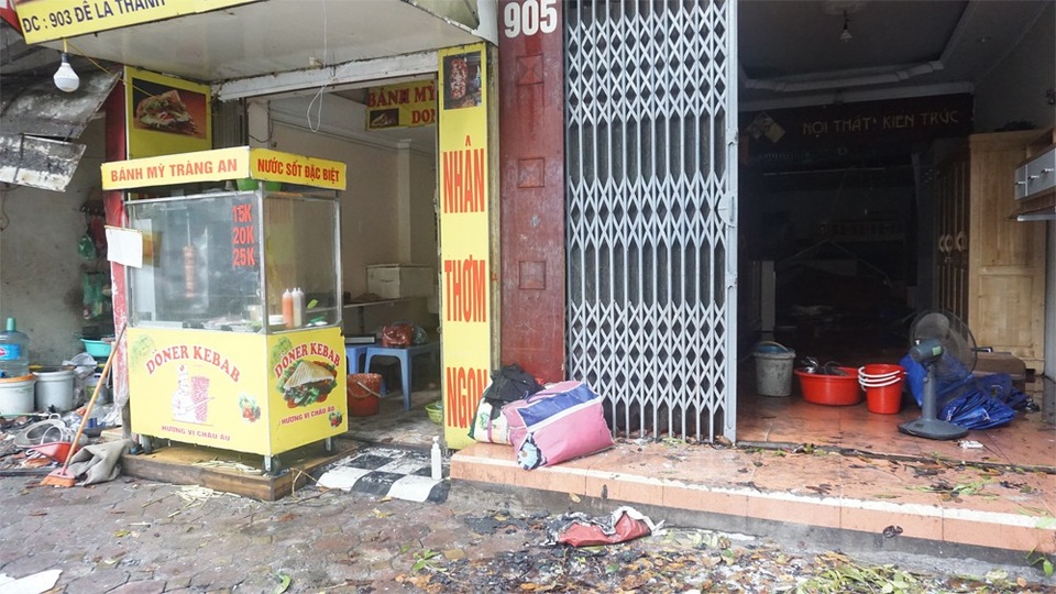 Ngổn ngang hiện trường vụ cháy 9 ngôi nhà trên đường Đê La Thành - 8 Ngổn ngang hiện trường vụ cháy 9 ngôi nhà trên đường Đê La Thành - 8