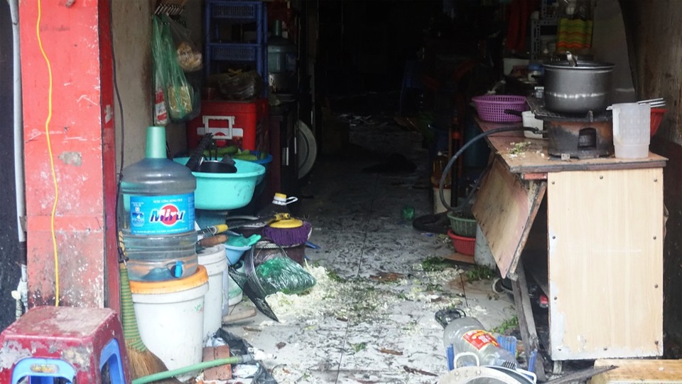 Ngổn ngang hiện trường vụ cháy 9 ngôi nhà trên đường Đê La Thành - 1 Một trong những ngôi nhà trên đường Đê La Thành bị cháy.