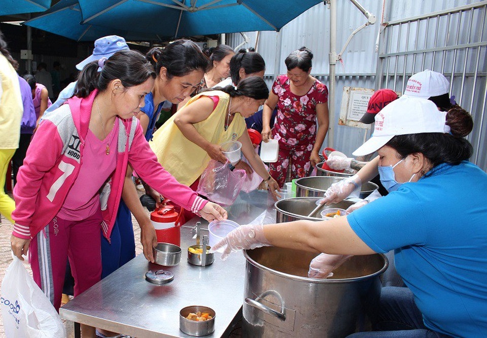 Bị tố “đuổi người phát cơm từ thiện” bệnh viện nói gì? - 2 Mỗi ngày khoảng 4.200 đến 4.500 suất ăn chay miễn phí được phát cho thân nhân người bệnh