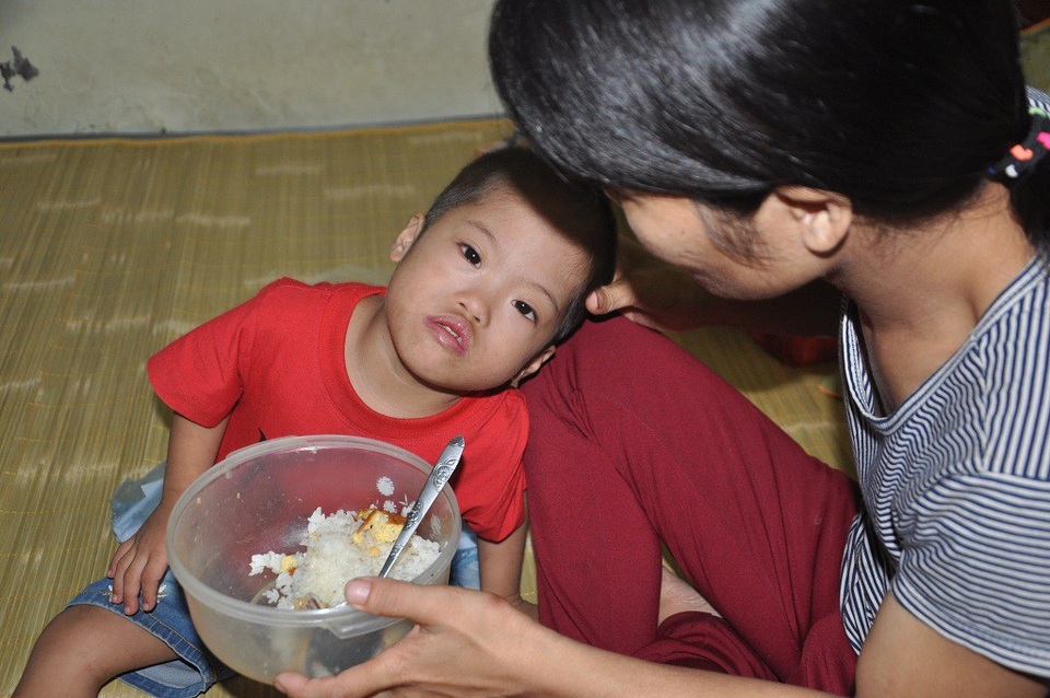 Không vay nổi 20 triệu đồng, tính mạng bé 3 tuổi nguy kịch vì bệnh tim - 6 Cậu bé làm nũng mẹ.