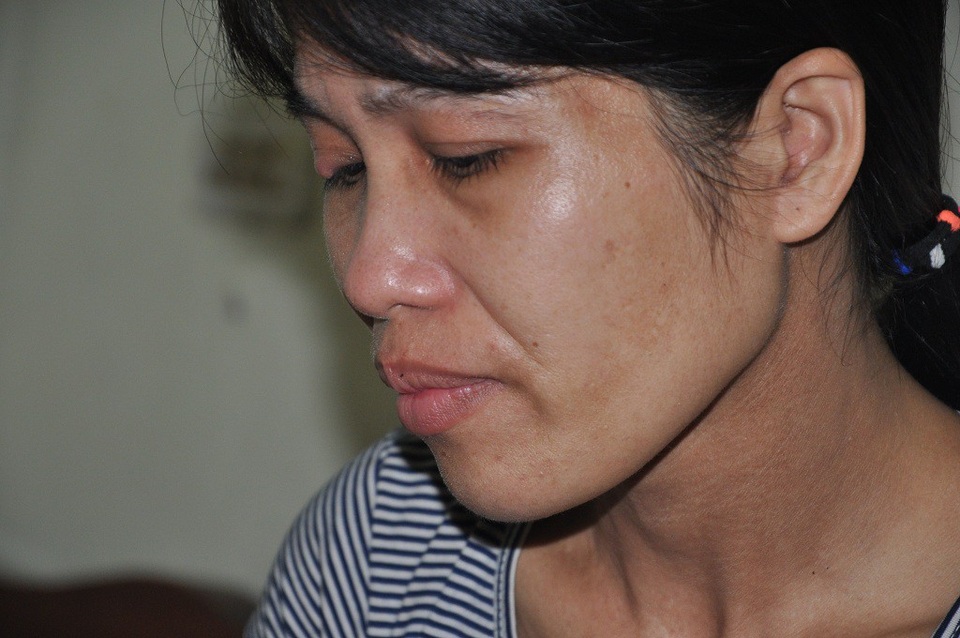 Không vay nổi 20 triệu đồng, tính mạng bé 3 tuổi nguy kịch vì bệnh tim - 3 Chị Quyến sợ hãi khi chưa nhận được thông tin từ chồng về việc vay tiền cho ca mổ của con trai.