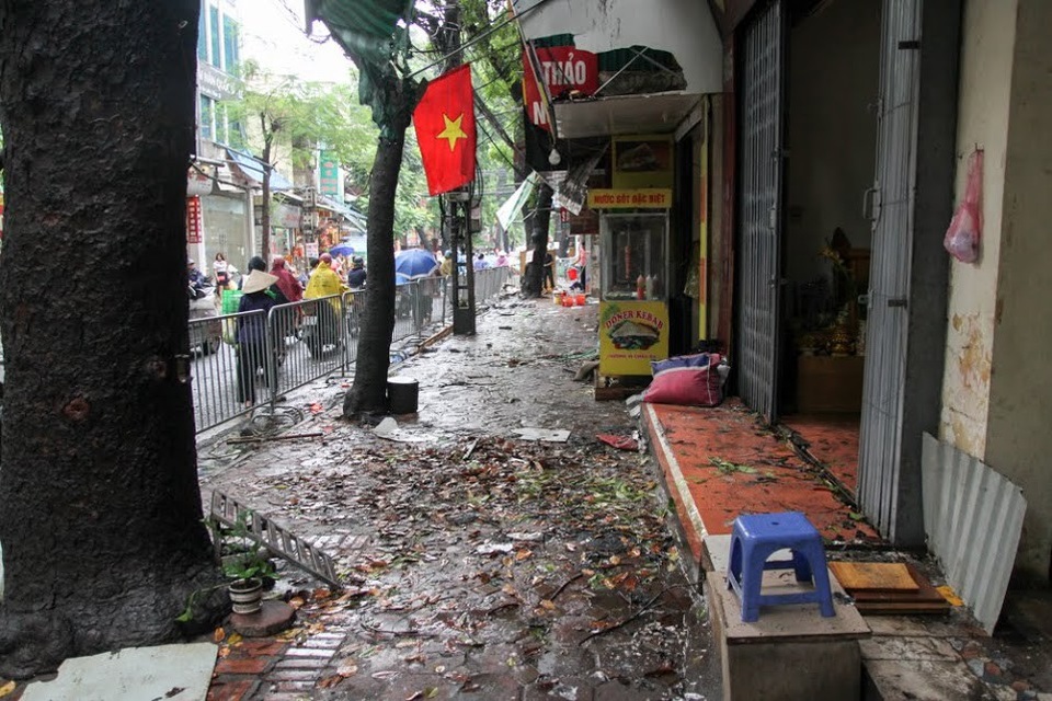 Cháy rụi 30 phòng trọ, ông Hiệp “khùng” lo bệnh nhân ngủ ngoài đường - 1 Hiện trường tan hoang sau vụ hỏa hoạn thiêu cháy gần chục ngôi nhà trên phố Đê La Thành tối 17/9