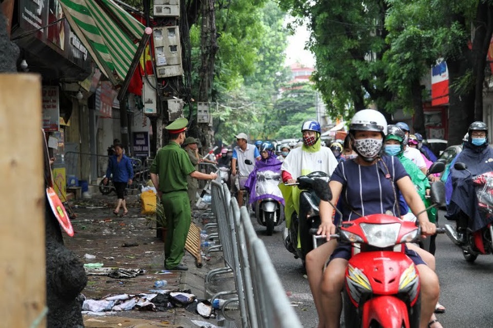 Cháy rụi 30 phòng trọ, ông Hiệp “khùng” lo bệnh nhân ngủ ngoài đường - 2 Hiện các lối đi vào hiện trường khu vực cháy đã được công an phong tỏa phục vụ mục đích điều tra tìm nguyên nhân