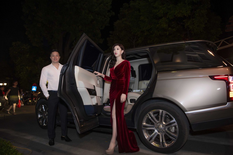 Hoa hậu Áo dài 2018 được chồng - doanh nhân Mạnh Cường, tháp tùng và đưa đón bằng xe sang. Cả hai nhờ người thân trông nom hai cậu con trai tinh nghịch để cùng sóng đôi. Nói về ông xã, người đẹp cho biết, anh hoạt động trong lĩnh vực kinh doanh về dịch vụ ô tô nên rất bận rộn. Do đó mọi việc chăm sóc con cái được cô đảm nhận. Sau giờ làm việc cô gần như dành trọn vẹn buổi tối để vui chơi cùng hai con, dạy các con tập tô màu, học tiếng Anh và kể những câu chuyện cổ tích. Nếu ông xã cô sắp sếp về sớm, cả nhà lại cùng nhau đi ăn ở nhà hàng hoặc tới các khu vui chơi trẻ em.
