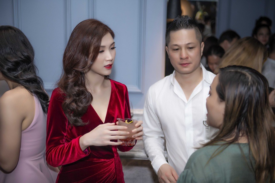 Chồng của Phí Thuỳ Linh là doanh nhân Mạnh Cường, hơn cô 8 tuổi. Hai người tìm hiểu nhau bốn năm trước khi kết hôn vào năm 2012. Ông xã là mối tình đầu của cô. Họ quen nhau khi Phí Thuỳ Linh còn là sinh viên và đang làm việc tại một công ty. Anh là người chủ động theo đuổi cô.