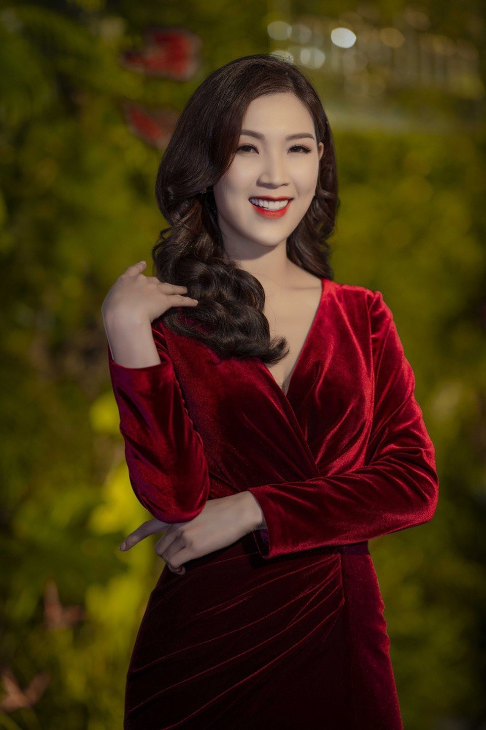 Phí Thuỳ Linh được biết đến sau khi vào top 10 Hoa hậu Việt Nam 2010 và giành giải phụ Thí sinh có làn da đẹp nhất. Năm 2018, cô đăng quang Hoa hậu Áo dài. Sau khi trở thành hoa hậu, người đẹp khá bận rộn với các lời mời tham gia event, trình diễn thời trang.