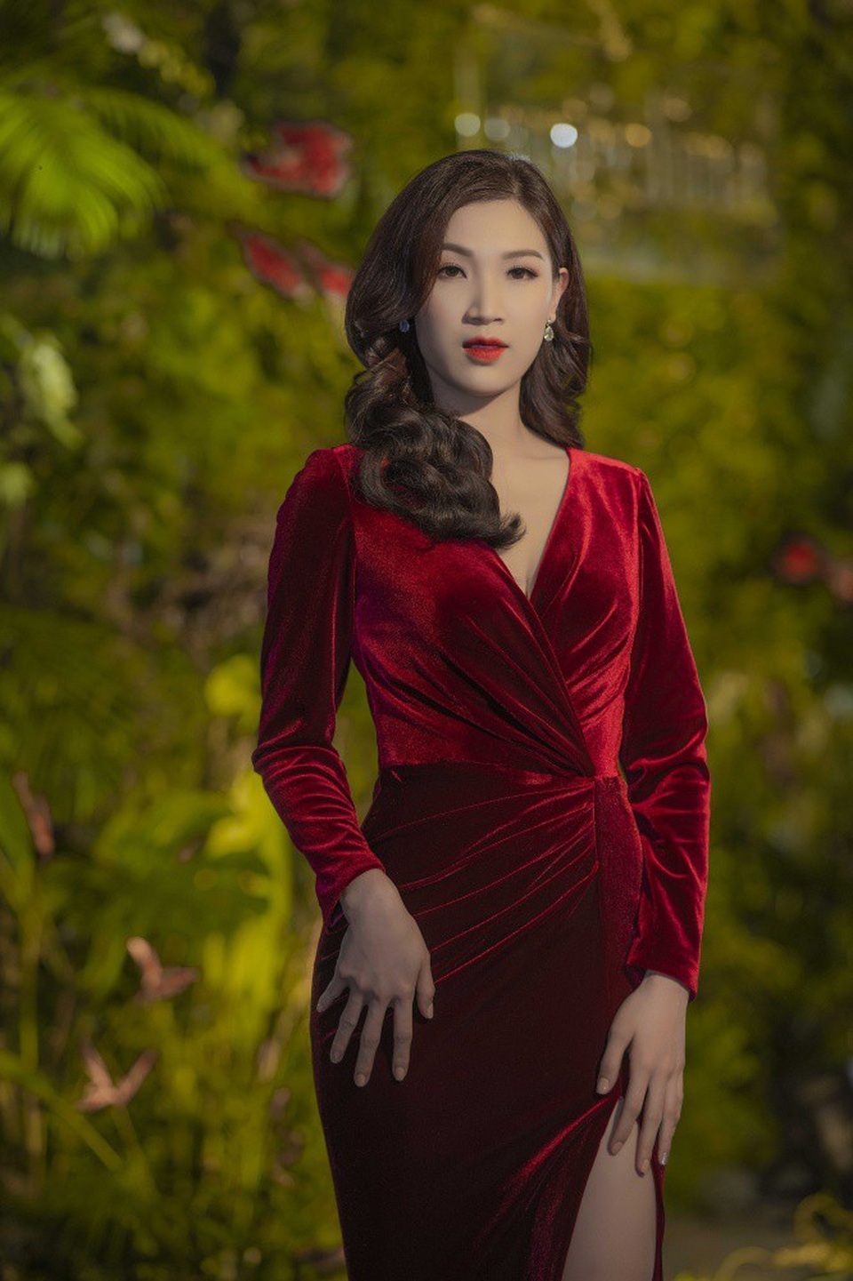 Tham dự sự kiện tại khách sạn 5 sao ở Hà Nội, Hoa hậu Phí Thuỳ Linh chọn váy nhung đỏ ôm sát với đường xẻ cao ngang đùi, làm nổi bật ba vòng quyến rũ. Người đẹp sinh năm 1988 đã có hai con nhưng vẫn giữ được vóc dáng như thời con gái cùng làn da trắng mịn. Cô từng tiết lộ bí quyết của cô là uống nước, ăn nhiều trái cây, rau xanh và hạn chế đồ chiên rán, nhiều dầu mỡ.