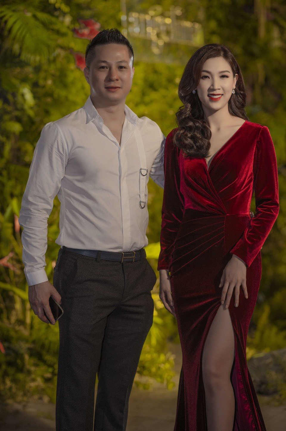 Trước những bình luận cho rằng mình sống dựa dẫm vào chồng giàu, Phí Thuỳ Linh phủ nhận. Cô cho biết ngay sau khi tốt nghiệp đại học cô đã làm việc với vai trò là chuyên gia đào tạo. Cô khẳng định, mình luôn cùng chồng chia sẻ mọi gánh nặng cả về vật chất lẫn tinh thần.