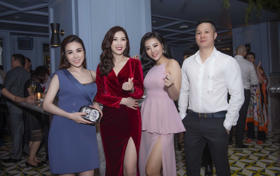 Cặp đôi vui vẻ hội ngộ với nhiều vị khách nổi tiếng như Hoa hậu Áo dài 2017 Hoàng Dung, diễn viên Thanh Hương phim Quỳnh búp bê... Phí Thùy Linh có mối quan hệ rất thân thiết với Hoa hậu Hoàng Dung nên trong buổi tiệc, cả hai liên tục trò chuyện, hỏi thăm nhau về công việc, cuộc sống.