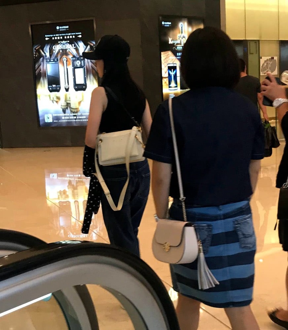 Nhan sắc nhạt nhòa và già nua của mỹ nhân Đổng Khiết - 9
Đổng Khiết và Phan Việt Minh có với nhau 1 cậu con trai. Sau khi ly dị, nữ diễn viên nổi tiếng đã lui vể ở gần 3 năm trước khi tái xuất và quay lại đóng phim. Cô luôn giữ kín về đời tư.