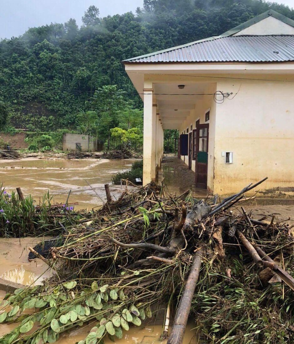 Vật lộn với bùn lầy sau khi cơn lũ dữ quét qua - 3