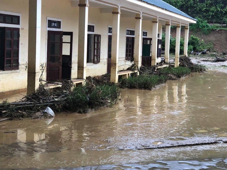 
Sân trường ngập hơn 1m vào ban đêm, sáng nay nước đã rút để lại bùn đất
