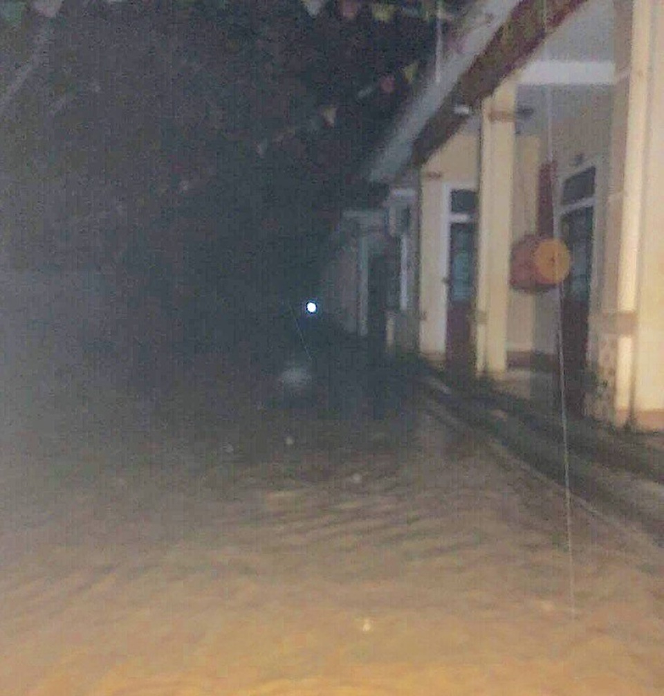 Nửa đêm lũ quét bất ngờ, thầy trò hốt hoảng - 1