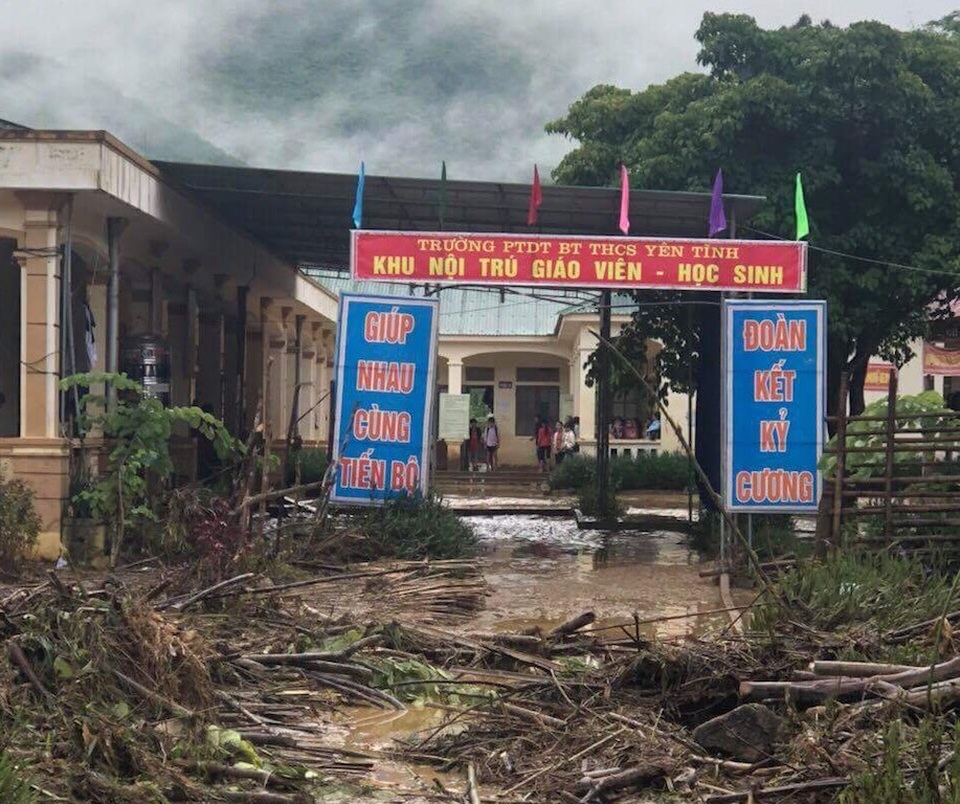 
Khu nội trú dành cho giáo viên, học sinh Trường Phổ thông Dân tộc Bán trú THCS Yên Tĩnh ngập trong biển rác sau khi lũ quét đi qua.
