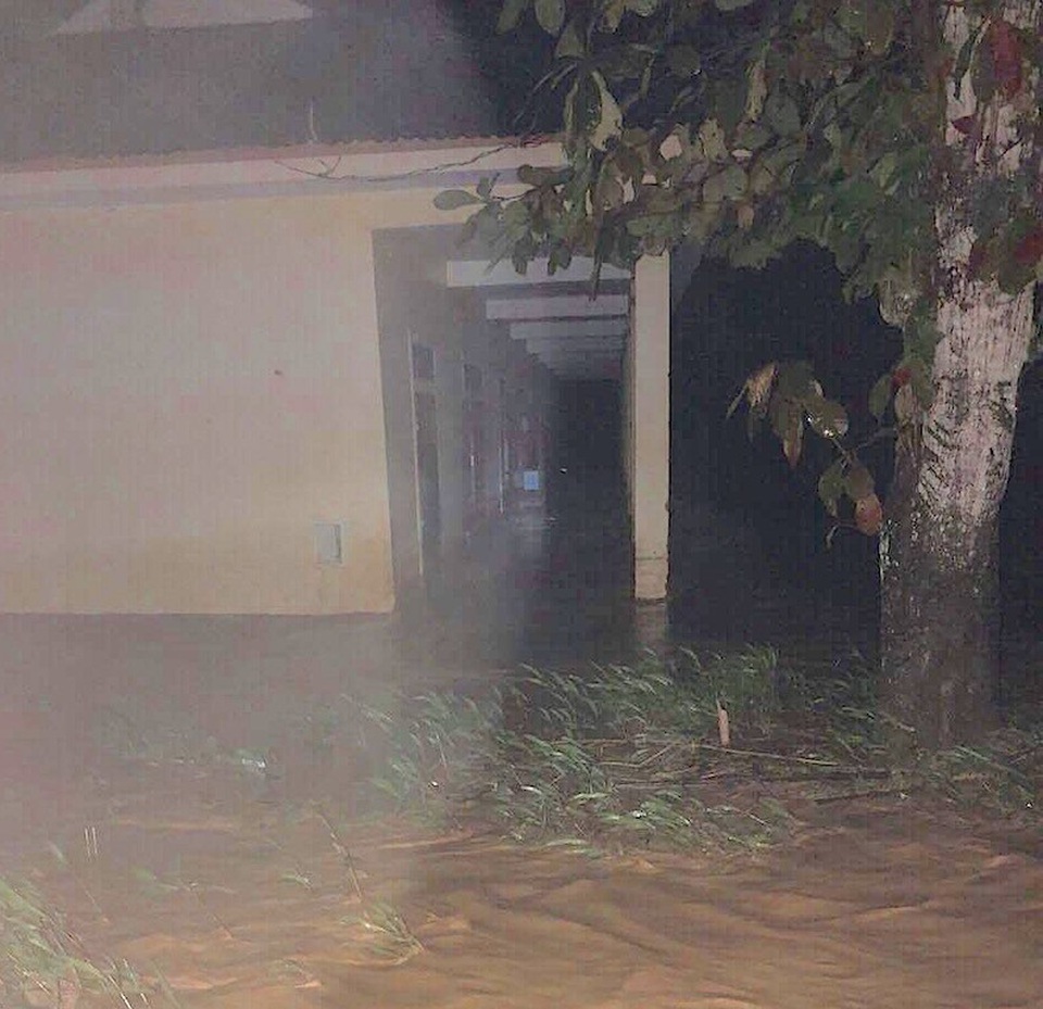 Nửa đêm lũ quét bất ngờ, thầy trò hốt hoảng - 2