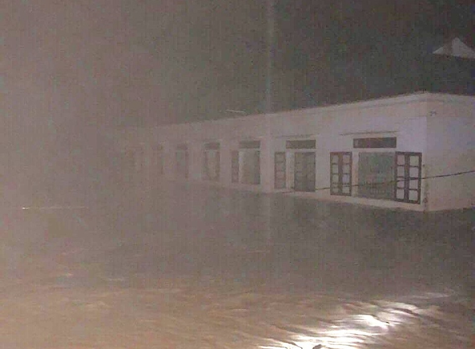 Nửa đêm lũ quét bất ngờ, thầy trò hốt hoảng - 3