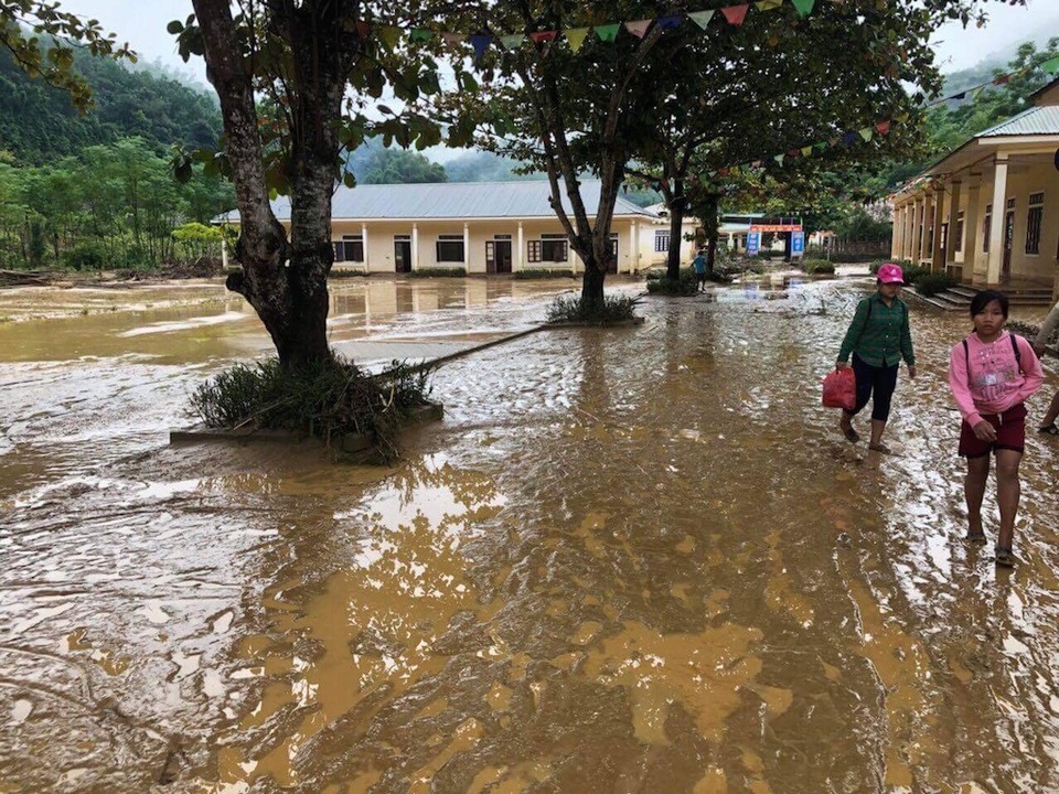 Bùn ngập ngụa, học sinh và phụ huynh tranh thủ đến để dọn dẹp.