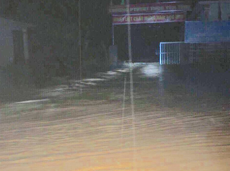 
Đêm hôm qua 17/9, lũ quét kinh hoàng đã làm cho điểm trường chính Phổ thông Dân tộc Bán trú THCS Yên Tĩnh và điểm trường Pa Tý (Tiểu học) bị ngập hơn 1,5m.
