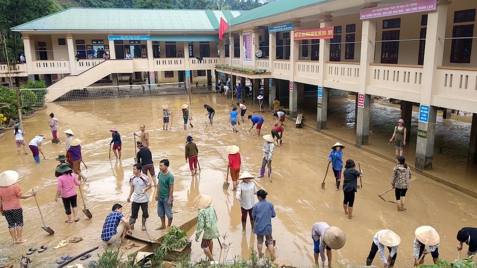 Ngay sau khi xảy ra lũ ban chỉ huy phòng chống lụt bão, và tìm kiếm cứu hộ, cứu nạn các địa phương đã huy động lực lượng tại chỗ đến ứng cứu, di chuyển người đến nơi an toàn.