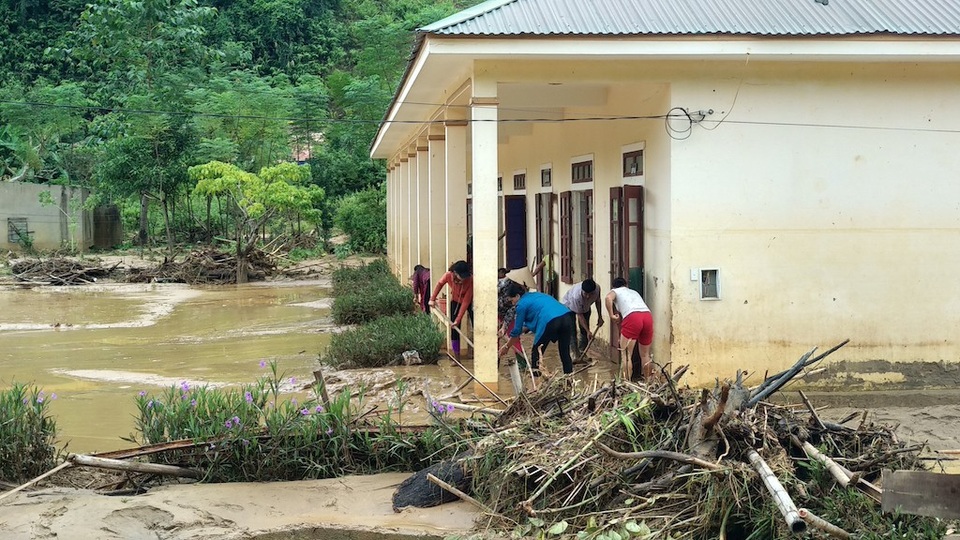 Vật lộn với bùn lầy sau khi cơn lũ dữ quét qua - 12