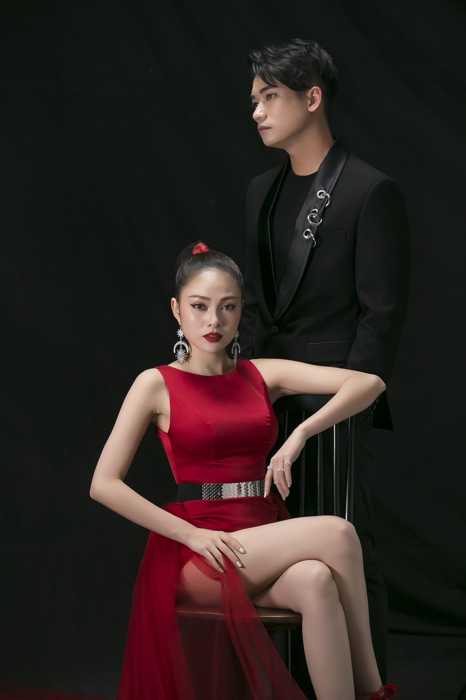 Lưu Hiền Trinh - trưởng nhóm SGirl tuyên bố tách nhóm - 3 MV Ai nối dối nhận đi được xem là một chặng đường hoàn toàn mới của Lưu Hiền Trinh trong sự nghiệp solo của mình. Thí sinh The voice 2018 Samuel An team của Noo Phước Thịnh đã nhận lời làm diễn viên hỗ trợ nhiệt tình cho cô trong MV lần này.
