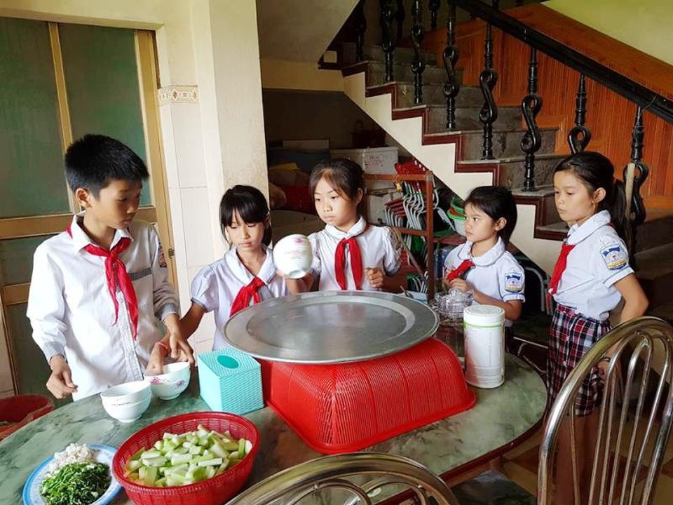Cô giáo nấu cơm trưa miễn phí cho học sinh nghèo - 3 Các em học sinh phụ giúp mẹ Nguyên chuẩn bị bữa ăn.