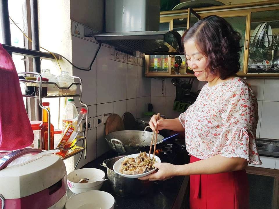 Cô giáo nấu cơm trưa miễn phí cho học sinh nghèo - 1 Cô giáo Nguyên chuẩn bị bữa cơm trưa cho các em học sinh nghèo.