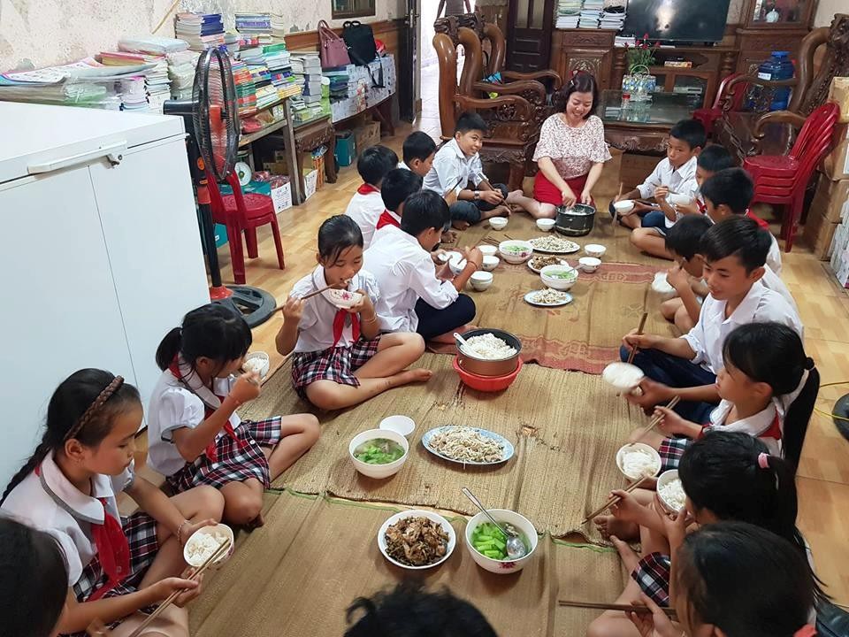 Cô giáo nấu cơm trưa miễn phí cho học sinh nghèo - 5 Nhà cô Nguyên luôn đầy ắn tiếng cười khi mỗi buổi trưa có hàng chục học sinh đến ăn cơm.