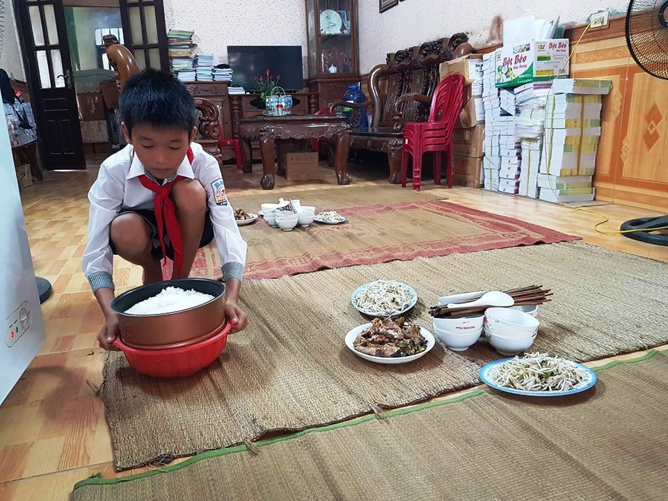 Cô giáo nấu cơm trưa miễn phí cho học sinh nghèo - 2 Cô giáo nấu cơm trưa miễn phí cho học sinh nghèo - 2