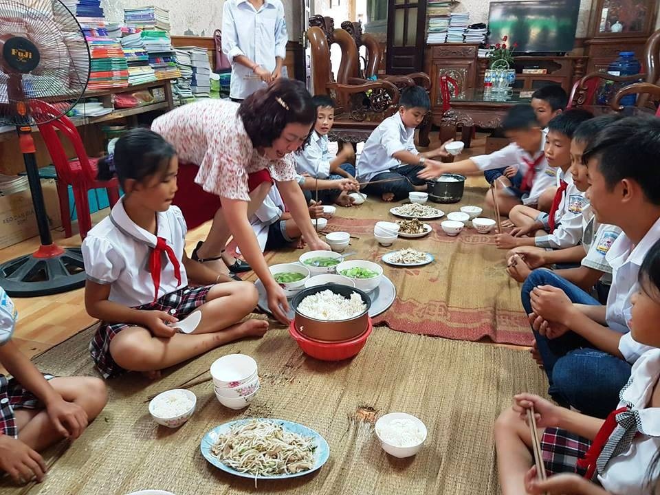 Cô giáo nấu cơm trưa miễn phí cho học sinh nghèo - 4 Cô Nguyên phục vụ tận tình các em trong từng bữa ăn để có sức khỏe theo đuổi con chữ.