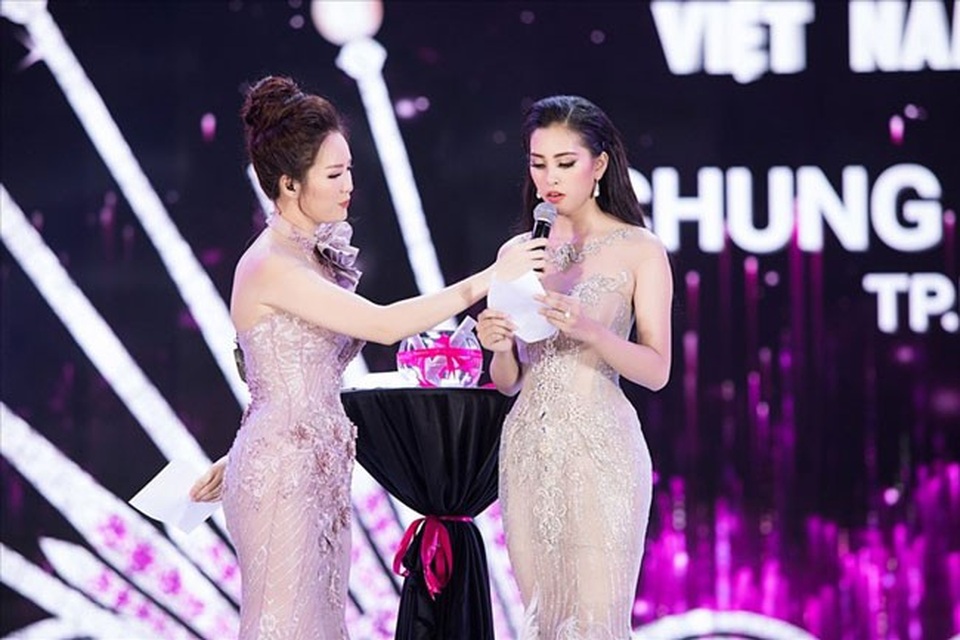 “Chỉ một thời gian nữa, vẻ đẹp của Tân Hoa hậu sẽ càng mặn mà” - 2 Tân Hoa hậu Tiểu Vy nhận nhiều ý kiến trái chiều trong phần thi ứng xử trong đêm chung kết.