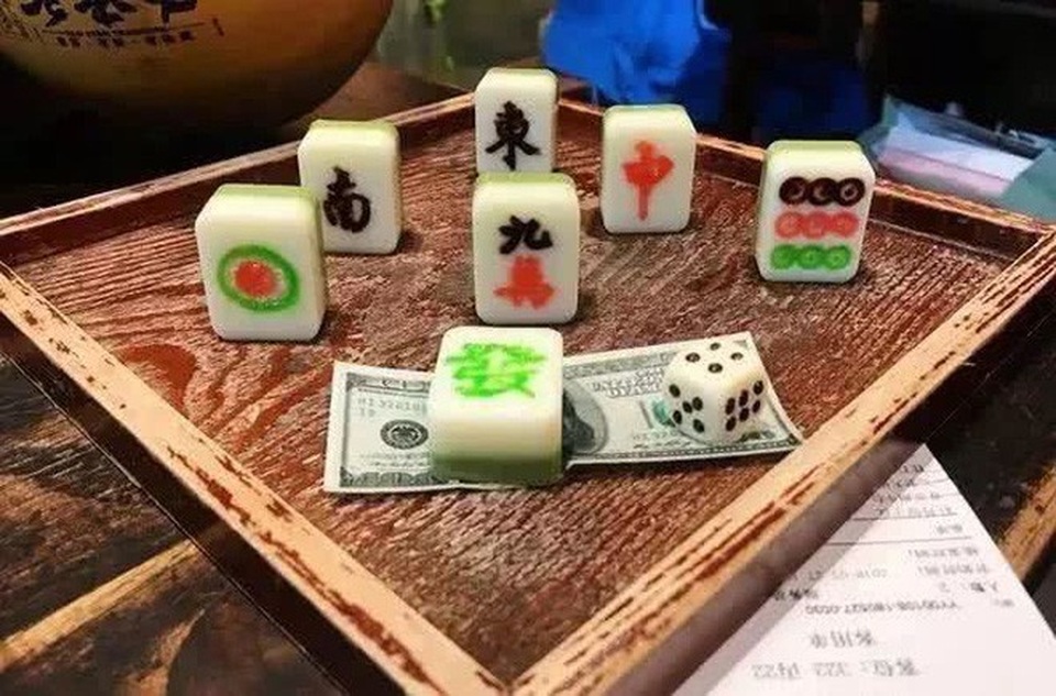 Nhà hàng "có một không hai" ở Trung Quốc thu hút khách hiếu kỳ - 4 Những quân cờ, mạt chược được làm từ thạch đủ màu..