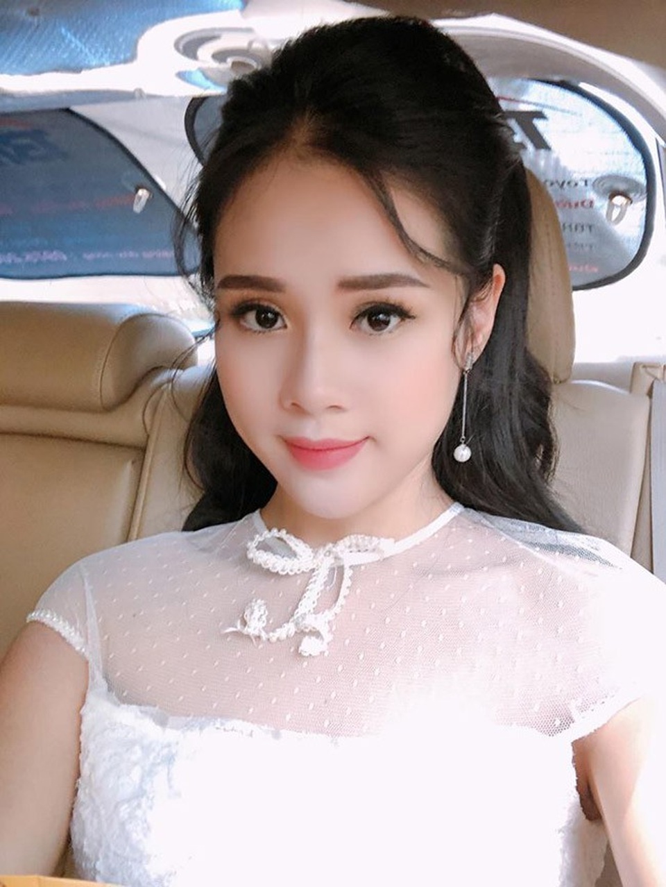 Bạn gái cầu thủ U23 bị "ném đá" vì ứng xử thiếu chuyên nghiệp - 11
Vừa hôm trước, cô nàng phủ nhận chuyện tình cảm với Trọng Đại, hôm sau đã khoe clip ôm hôn thắm thiết với cầu thủ này trong chuyến du lịch chung tại Phú Quốc.
