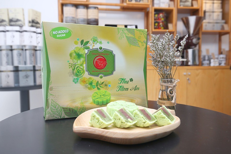 Bánh Trung Thu Xanh, bánh Trung Thu Tâm An no-added-sugar được thay thế từ 70% đến 100% lượng đường tinh luyện thông thường bằng đường ăn kiêng maltitol và isomalt. Đây không phải là đường hóa học, mà là sản phẩm năng lượng thấp và hoàn toàn tự nhiên, được chiết xuất từ các loại trái cây và thảo mộc.