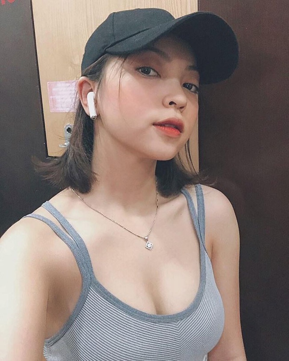 Bạn gái cầu thủ U23 bị "ném đá" vì ứng xử thiếu chuyên nghiệp - 5
Trên Facebook và Instagram, cô nàng quảng cáo thuốc tăng cân, giảm cân, tăng chiều cao... nhiều như cơm bữa.