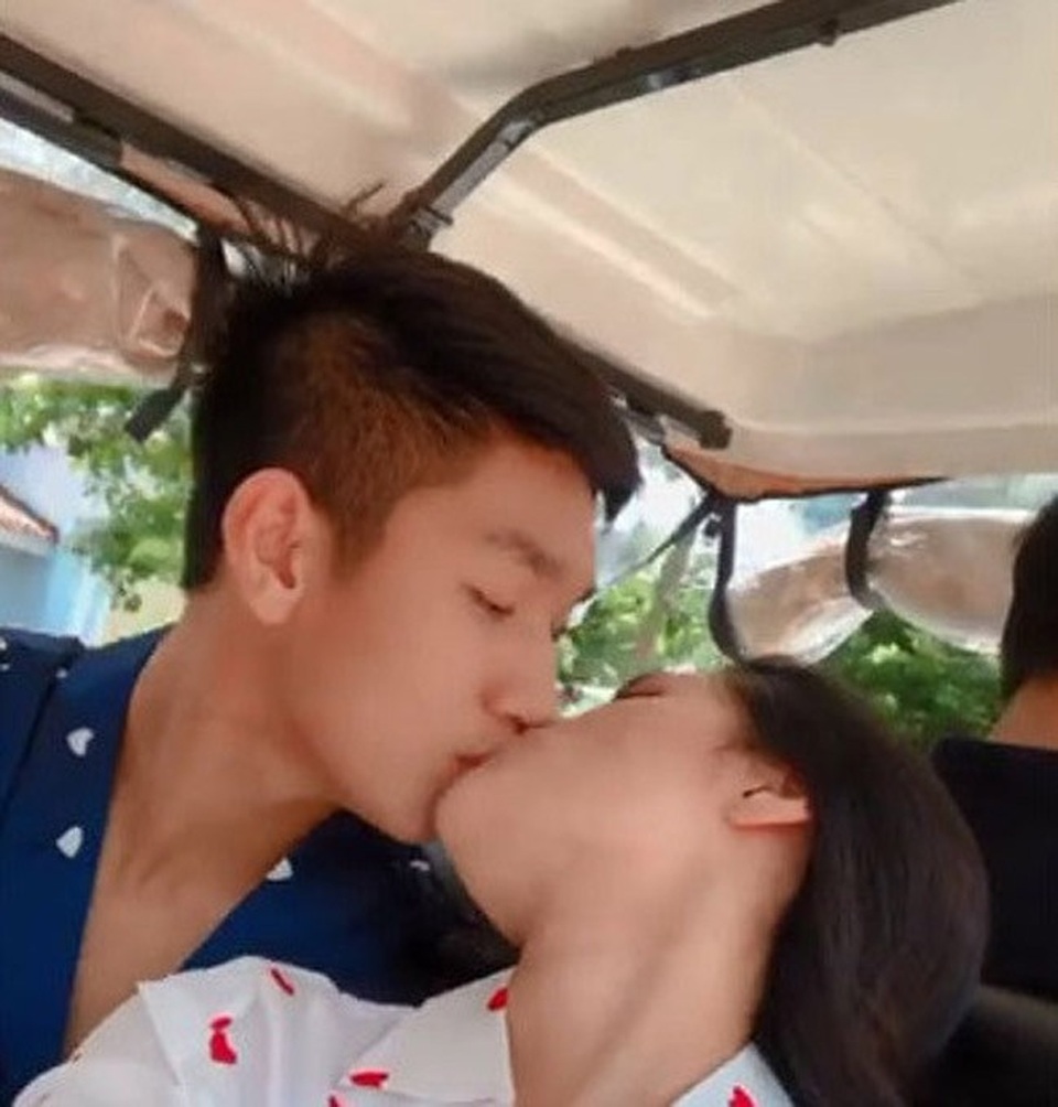 Bạn gái cầu thủ U23 bị "ném đá" vì ứng xử thiếu chuyên nghiệp - 9
Nên duyên với hot boy làng bóng nên ngay từ khi xuất hiện tin đồn tình cảm, Huyền Trang đã được dân mạng quan tâm.
