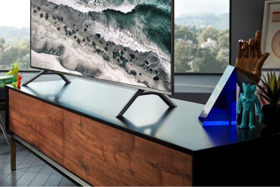 Không gian sống đầy lãng mạn với chiếc TV không bao giờ tắt - 2 TV QLED Q6F được tích hợp công nghệ tương phản tiên tiến Q HDR chuẩn HDR 10+ sắc nét đến từng chi tiết phức tạp nhất.