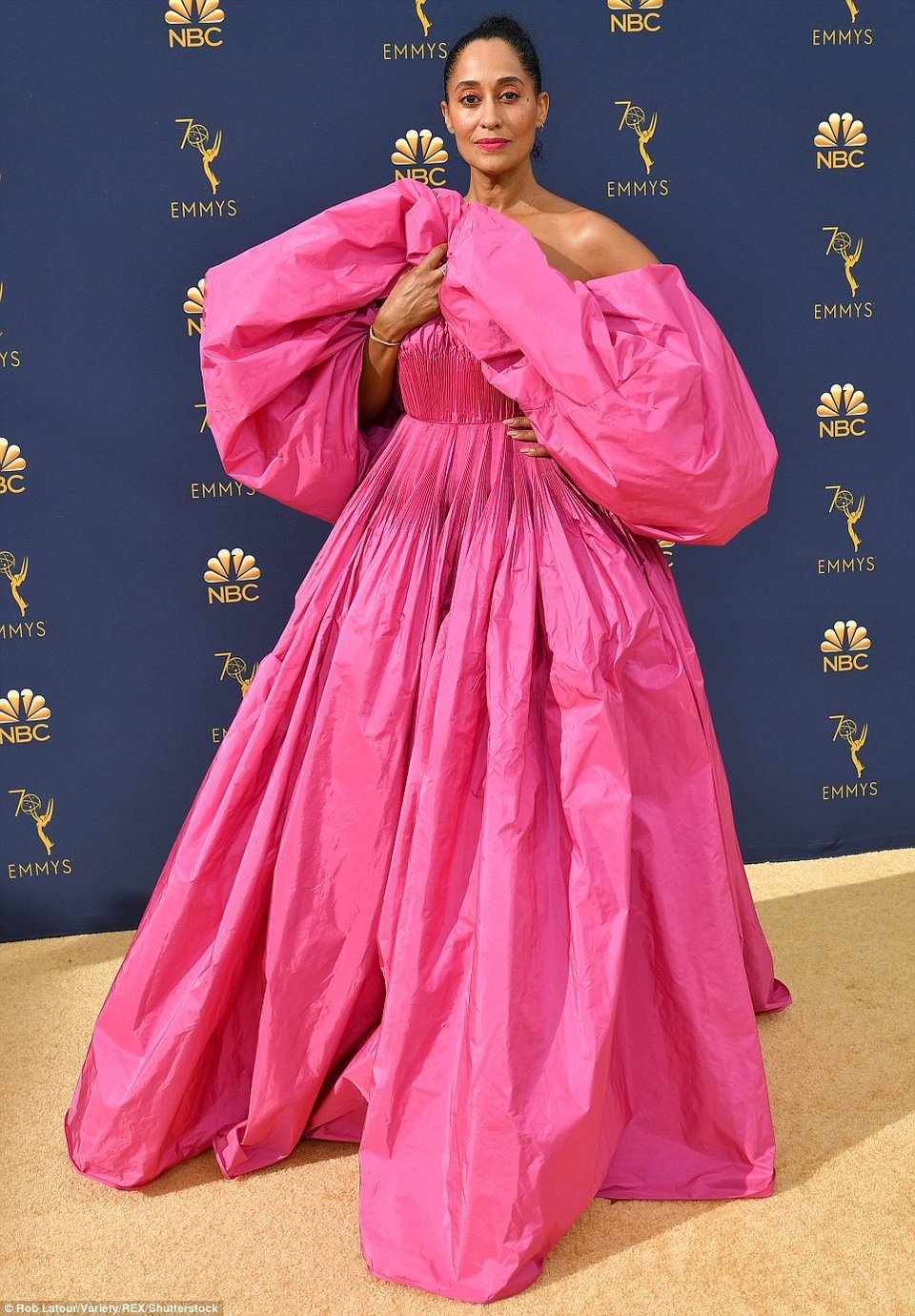 Những sao bị chê mặc xấu trên thảm đỏ lễ trao giải Emmy - 1
Tracee Ellis Ross bị chê mặc xấu tại lễ trao giải Emmy 2018 khi diện bộ váy hồng nhàu nhĩ, kiểu dáng xưa cũ và kém gợi cảm