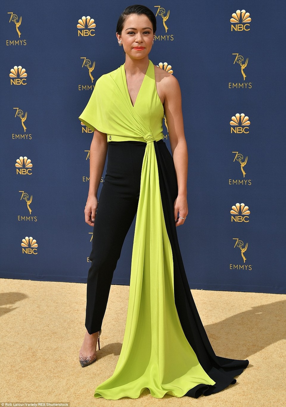 Những sao bị chê mặc xấu trên thảm đỏ lễ trao giải Emmy - 10
Tatiana Maslany và chiếc áo phá cách kỳ dị