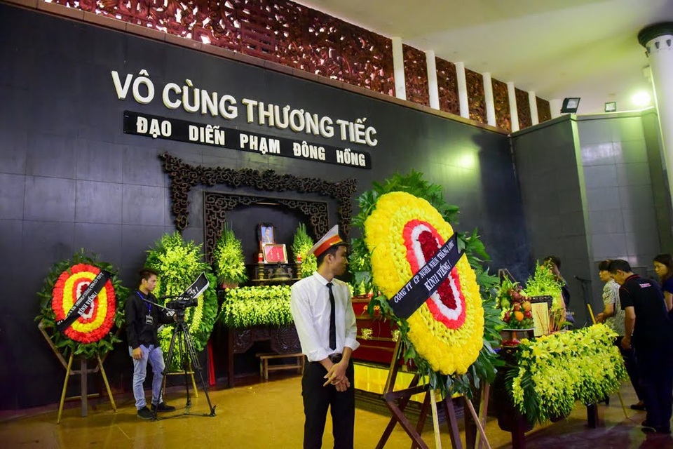 Nghệ sĩ nghẹn ngào tiễn biệt đạo diễn Phạm Đông Hồng - 1 Nghệ sĩ nghẹn ngào tiễn biệt đạo diễn Phạm Đông Hồng - 1