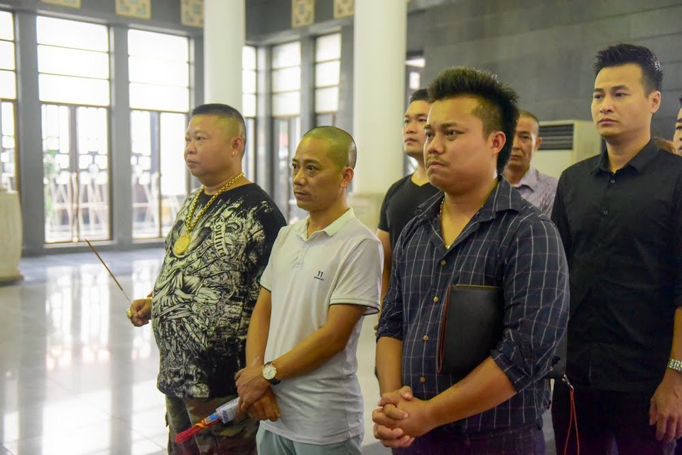 Nghệ sĩ nghẹn ngào tiễn biệt đạo diễn Phạm Đông Hồng - 23 Nhiều nghệ sĩ thẫn thờ khi nhìn di ảnh người quá cố.