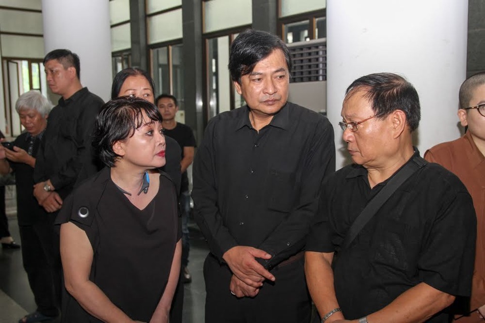 Nghệ sĩ nghẹn ngào tiễn biệt đạo diễn Phạm Đông Hồng - 11 Mỗi lần nhắc đến đạo diễn Phạm Đông Hồng, NSND Quốc Anh lại không kìm được nước mắt.